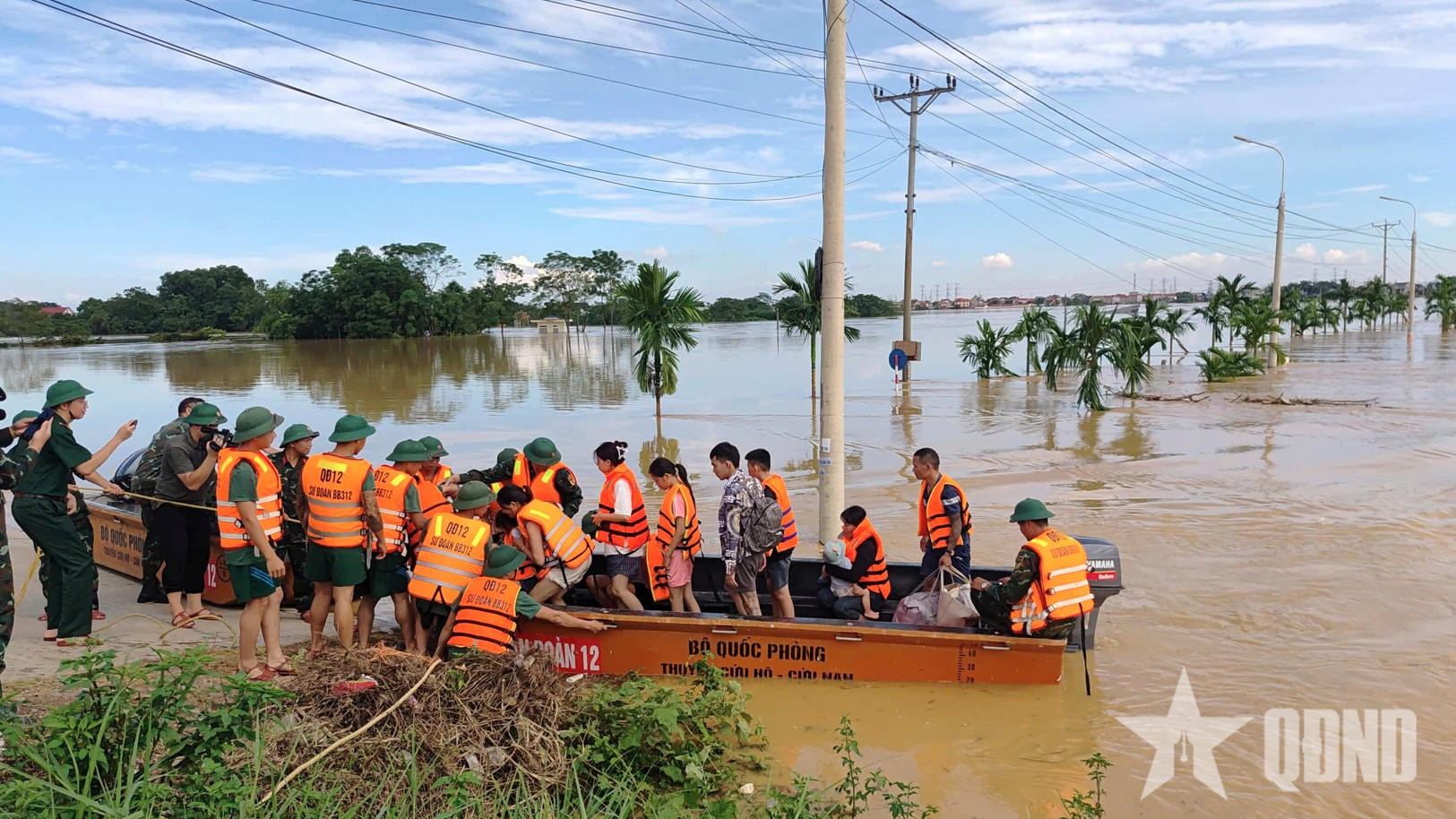 Bộ đội Trung đoàn 209 đi xuồng cứu dân, hộ đê vùng lũ Thái Nguyên